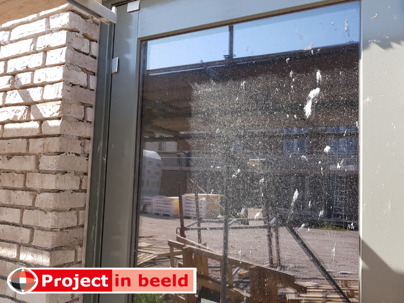 Ruit_beschadiging_cement_kalk_etsend_alkalisch_onbeschermd_nieuwbouw